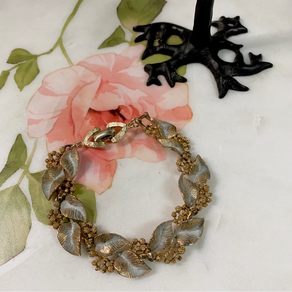 VINTAGE LEAF AND BERRY CLUSTER BRACELET IN GOLD TONE - Picture 10 of 16